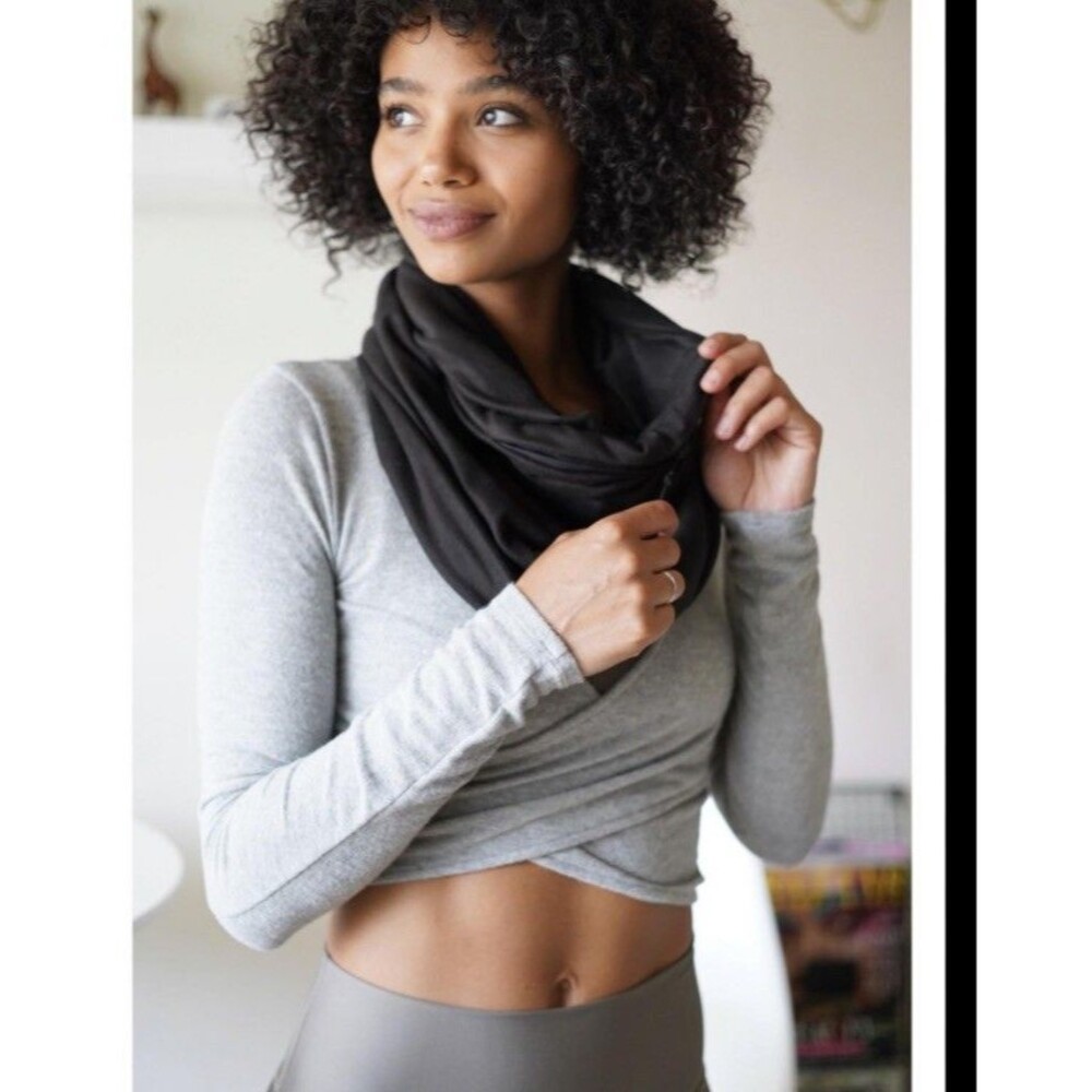 NEW Beyond Yoga Hidden Pocket Infinity Scarf Black OS Lightweight Zipper Pocket